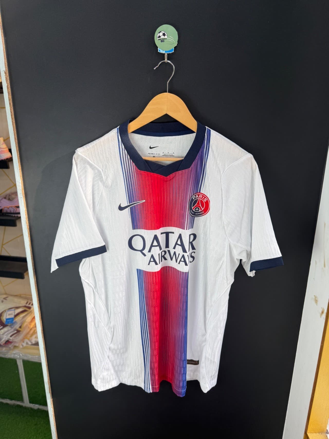 Psg 26-27 away kit player